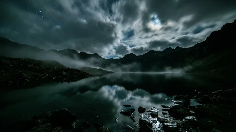 La superficie oscura y quieta de la Laguna Negra